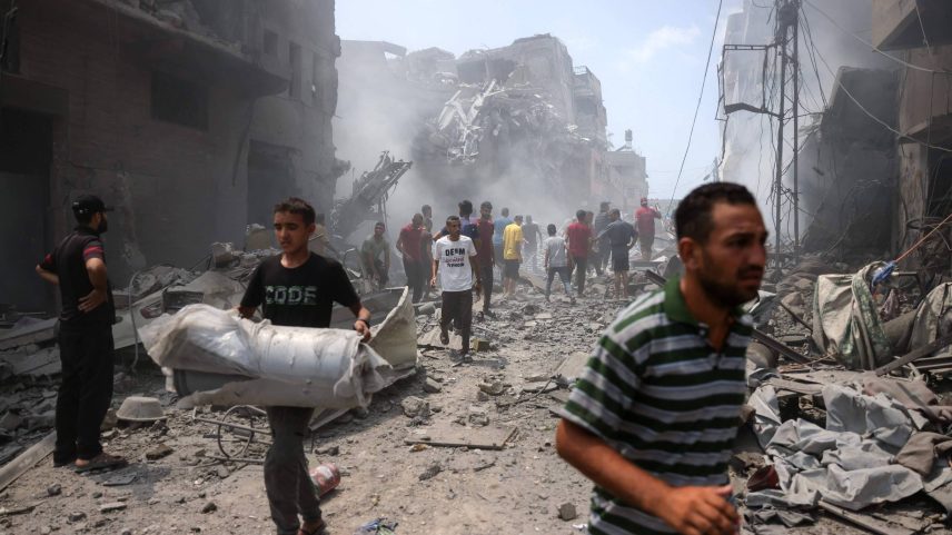 Palestinos caminham após ataque na Cidade de Gaza (Foto: Bashar Taleb - 8.ago.25/AFP)