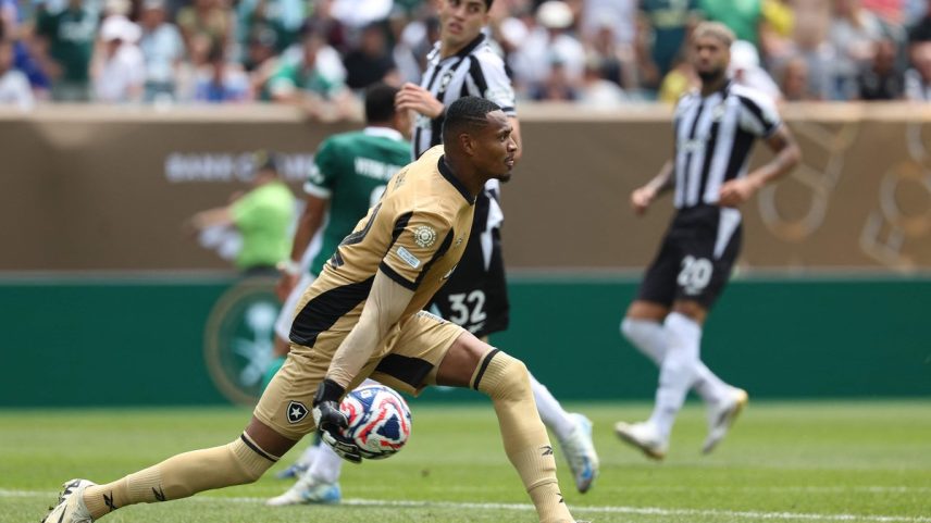 O goleiro do Botafogo, John, passa a bola durante a partida das oitavas de final da Copa do Mundo de Clubes (Foto: FRANCK FIFE / AFP)