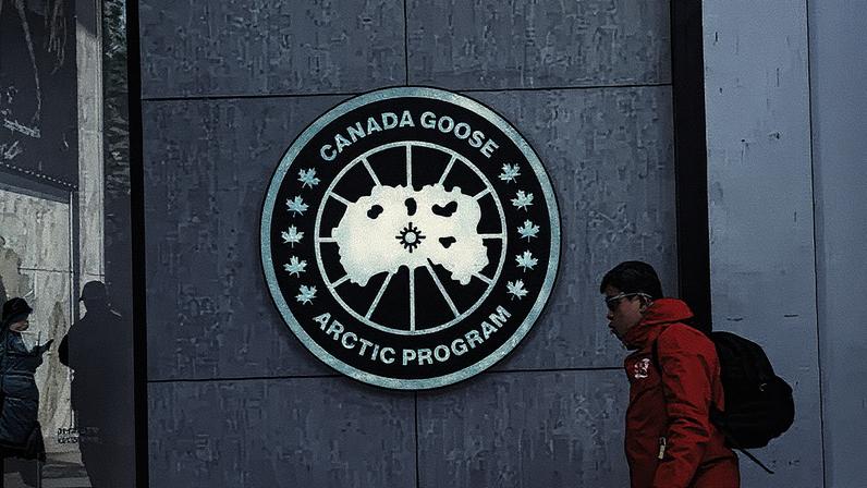 Um cidadão passa por uma loja Canada Goose em 2 de dezembro de 2021 em Xangai, China. (Foto: Visual China Group | Getty Images)