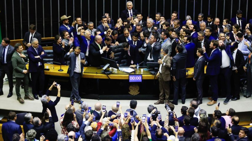 Senadores e deputados apoiadores do ex-presidente da República Jair Bolsonaro (PL) impediram o funcionamento da Câmara por mais de 30 horas (Foto: Wilton Júnior/Estadão)