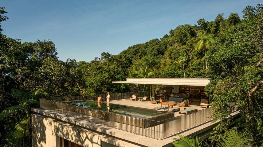 Área de lazer | A piscina é elevada em 55 cm na laje do piso superior que, por questão estrutural, está solta da laje de cobertura do andar de baixo. Metade da profundidade da piscina fica escondida nas estruturas da Leão & Associados — Foto: Fernando Guerra/Divulgação