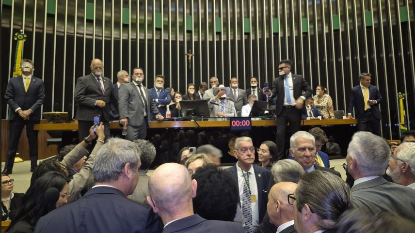 Deputados de oposição fazem protesto na Mesa da Câmara (Foto: VEJA/VEJA)