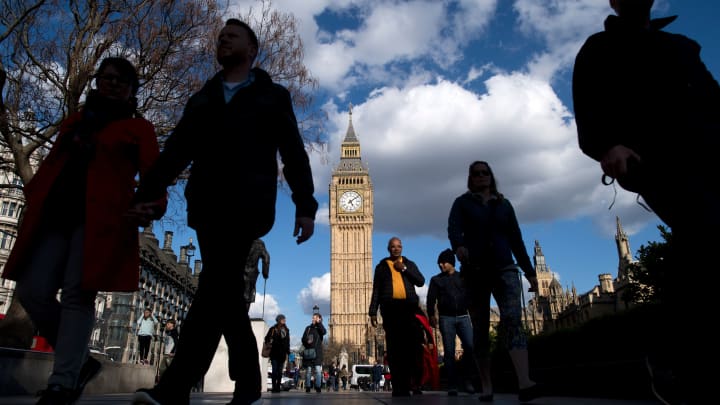 Pessoas caminham perto da Elizabeth Tower, comumente chamada de Big Ben, perto da Casa do Parlamento em Westminster, no centro de Londres, em 18 de abril de 2017. (Foto: JUSTIN TALLIS | AFP | Getty Images)
