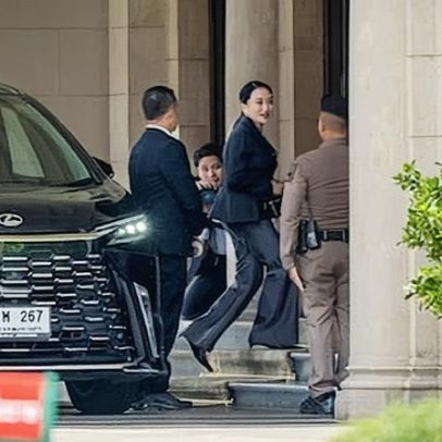 Justiça da Tailândia destitui primeira-ministra por críticas ao exército