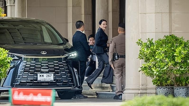 A primeira ministra saliente, Paetontarn Shinawatra, em Bangkok, este sexta-feira. (Foto: Reprodução)