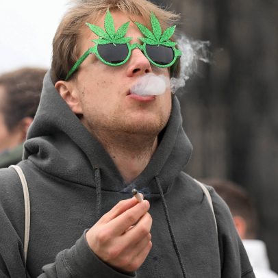 Uso de drogas na adolescência prejudica o cérebro e pode causar psicose