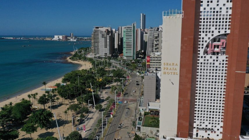 Localizado na Avenida Beira-Mar, o tradicional Seara Praia Hotel tem 25 andares e 75 metros de altura. (Foto: Jarbas Oliveira/Estadão)