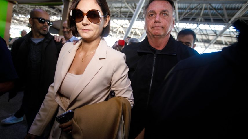 Jair Bolsonaro e Michelle Bolsonaro em aeroporto (Foto: Brenno Carvalho / Agência O Globo)