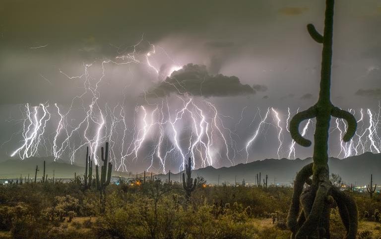 Relâmpagos durante uma tempestade de monções nos EUA (Foto: Edward Mitchell/ WMO/Reprodução)