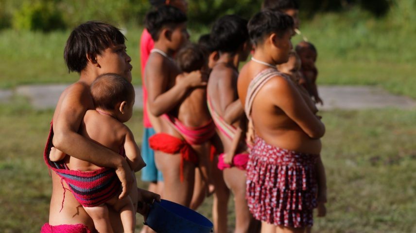Mulheres e crianças ianomâmis em Surucucu (RR) (Foto: Fernando Frazão/Agência Brasil)