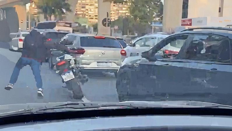 Vídeo mostra momento que homem reage a roubo e atira contra ladrão em SP (Foto: Reprodução)