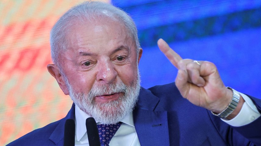 O presidente do Brasil, Luiz Inácio Lula da Silva, discursa durante cerimônia de assinatura de medida provisória que estabelece um conjunto inicial de ações para mitigar o impacto econômico da decisão do presidente dos EUA, Donald Trump, de aumentar as tarifas de importação de produtos brasileiros em até 50%, no Palácio do Planalto, em Brasília, Brasil, em 13 de agosto de 2025. (Foto: REUTERS/Adriano Machado)