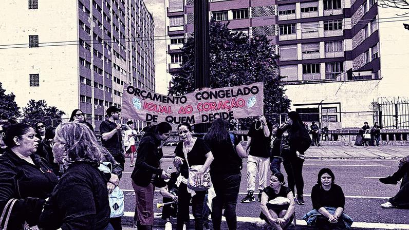 Funcionários de entidades de assistência social protestam contra congelamento nos repasses, em frente à Câmara Municipal (Foto: Mariana Zylberkan/Folhapress)