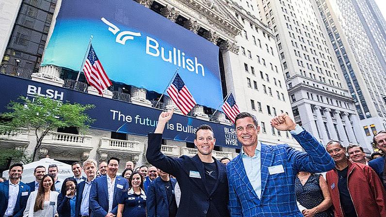 Brendan Blumer, presidente da Bullish, e Tom Farley, CEO da Bullish, operador de uma exchange de criptomoedas, posam com funcionários durante o IPO da empresa na Bolsa de Valores de Nova York, na cidade de Nova York, EUA, em 13 de agosto de 2025. (Foto: NYSE)