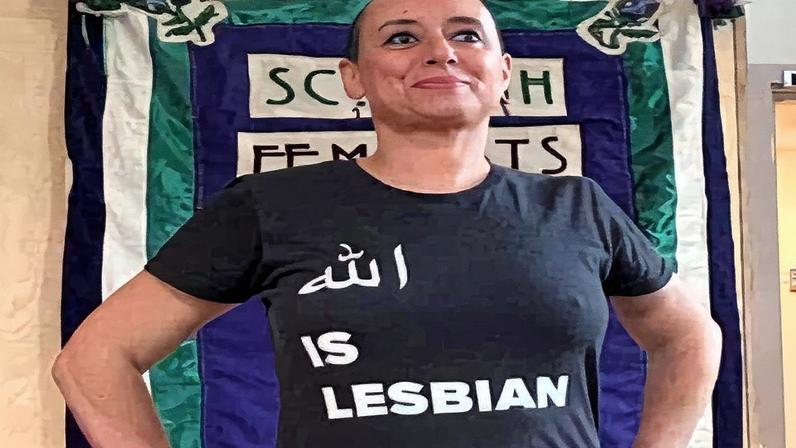 A ativista LGTBIQ marroquina Ibtissam Lachgar, detida por blasfêmia após mostrar em redes sociais uma foto em que veste uma camiseta com a inscrição: "Alá é lésbica". (Foto: Reprodução)