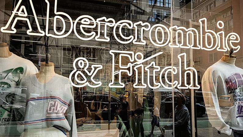 Uma loja Abercrombie & Fitch em Nova York, EUA, na segunda-feira, 19 de agosto de 2024. A Abercrombie & Fitch Co. está programada para divulgar os resultados financeiros em 28 de agosto. (Foto: Yuki Iwamura/Bloomberg via Getty Images)