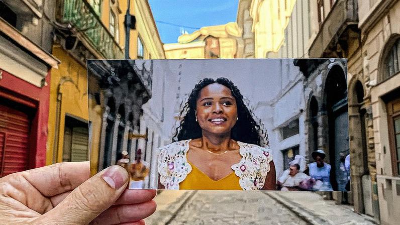 Duda Santos de 'Garota do Momento' no centro do Rio (Foto: Divulgação/Sabe Aquela Cena)
