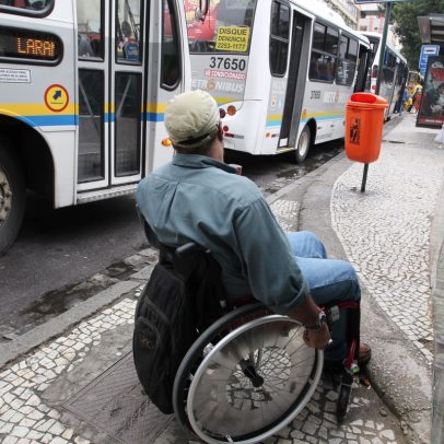 Empresa de ônibus paga indenização a deficiente agredido por passageiros em viagem