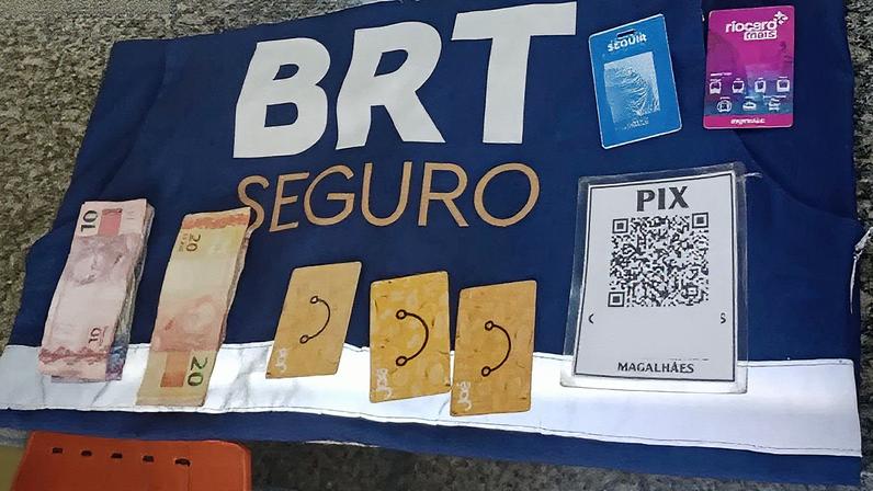 Dinheiro e cartões apreendidos com dupla que vendia passagens com bilhetes de gratuidade no Terminal Paulo da Portela do BRT, em Madureira (Foto: Divulgação / BRT Seguro)
