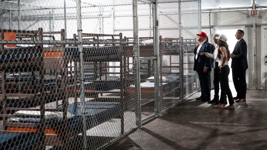Presidente Trump e Kristi Noem, secretária de Segurança Interna, visitando o novo centro de detenção 'Alligator Alcatraz', na Flórida (Foto: Doug Mills / The New York Times)