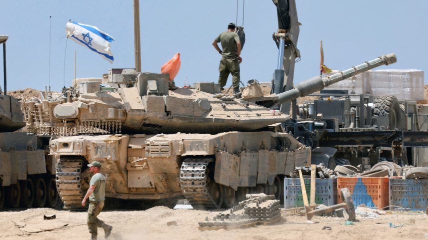 Tropas israelenses posicionam tanques perto da cerca da fronteira com a Faixa de Gaza (Foto: Jack GUEZ / AFP)