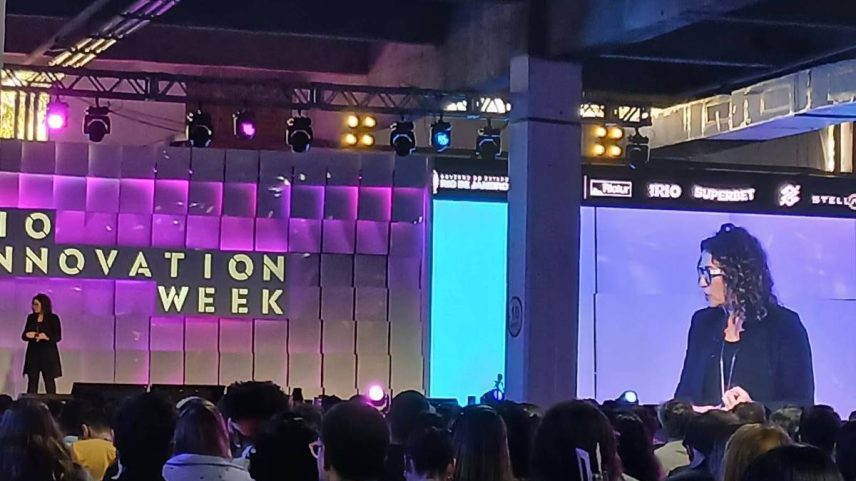 Futurista americana Amy Webb palestra durante o Rio Innovation Week nesta quinta (14) (Foto: Leonardo Vieceli/Folhapress)