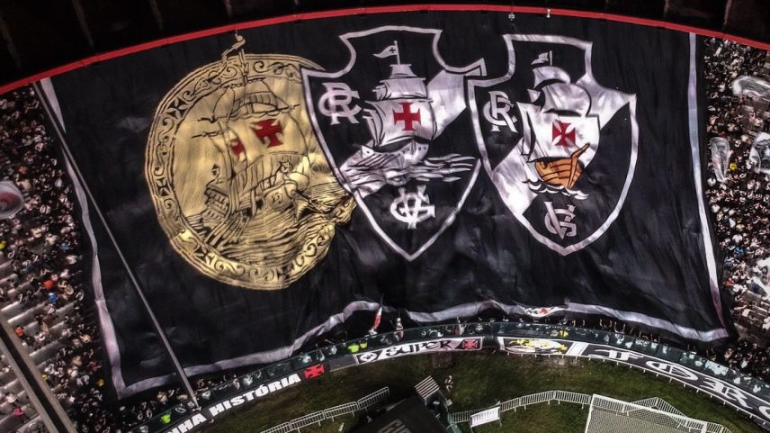 Torcida do Vasco abre bandeirão nas arquibancadas de São Januário (Foto: Divulgação)