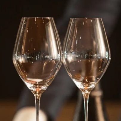 Importadora de vinhos transforma taças de cristal em tendência no mercado