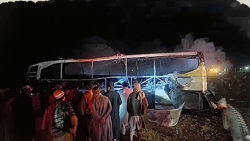 Acidente de ônibus no Afeganistão nesta terça-feira. (Foto: Reprodução)