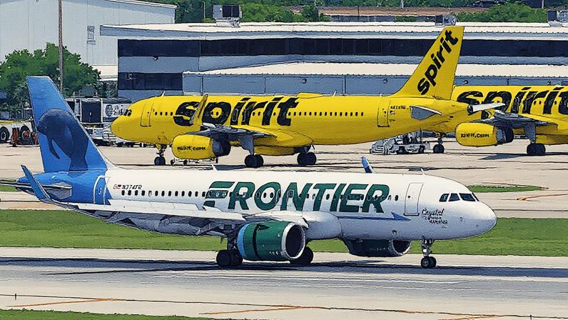 Um avião da Frontier Airlines próximo a um avião da Spirit Airlines no Aeroporto Internacional de Fort Lauderdale-Hollywood em 16 de maio de 2022, em Fort Lauderdale, Flórida. (Foto: Joe Raedle | Getty Images)