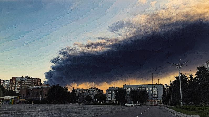 Fumaça na cidade ucraniana de Kremenchuk após ataque russo. (Foto: Reprodução/Redes Sociais)