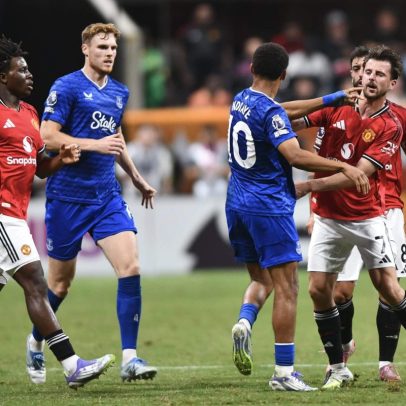 Manchester United e Everton empatam em jogo marcado por erros defensivos e estreias
