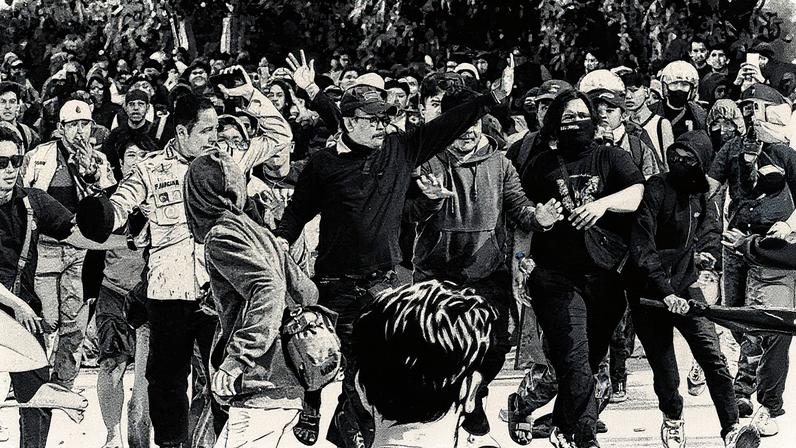 Policial tenta escapar de manifestantes em frente à estação de polícia de Bali (Foto: Reprodução)