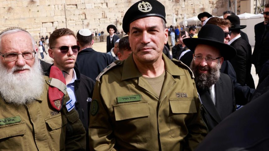 Novo chefe das Forças Armadas de Israel, Eyal Zamir, visita o Muro das Lamentações em Jerusalém (Foto: Menahem Kahana / AFP)