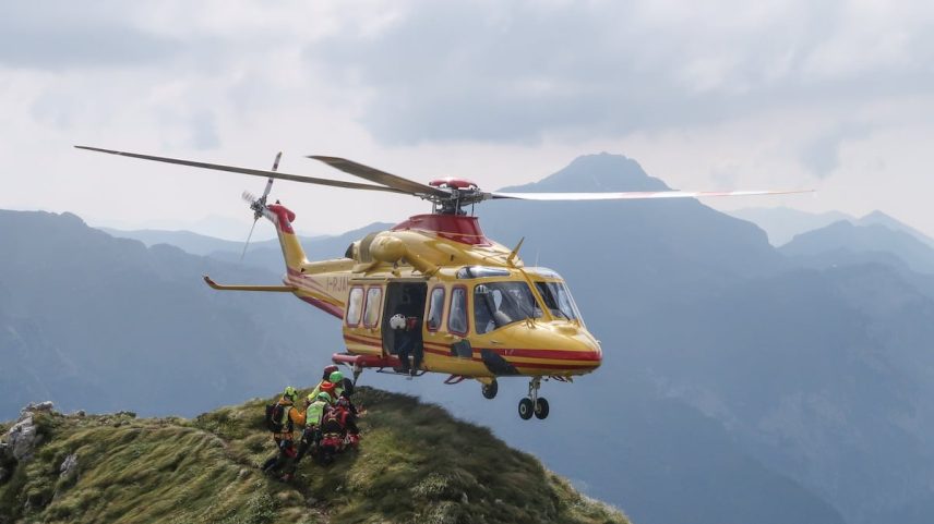 Membros do CNSAS realizando um resgate com o apoio do helicóptero. (Foto: Cuerpo nacional de Rescate Alpino y Espeleológico)