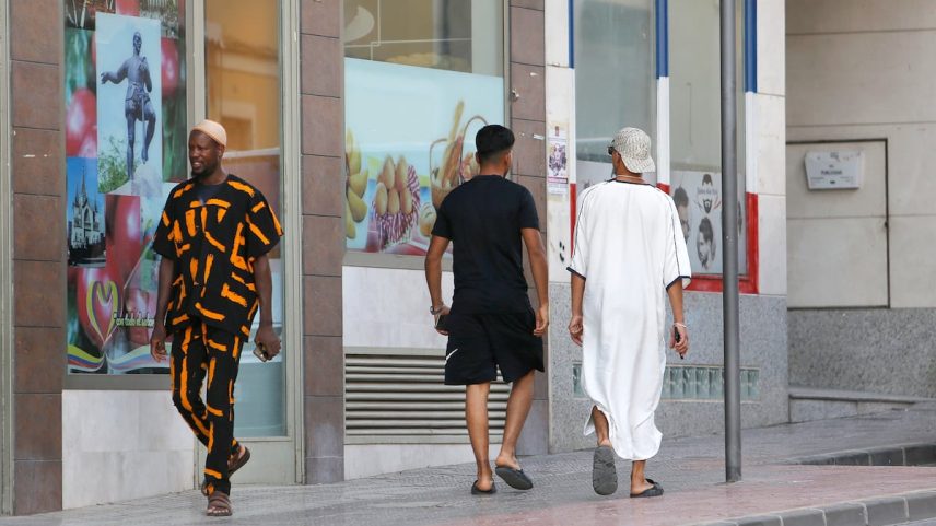 Trabalhadores migrantes em uma rua de Jumilla (Murcia), este miércoles. (Foto: Joaquín De Haro)