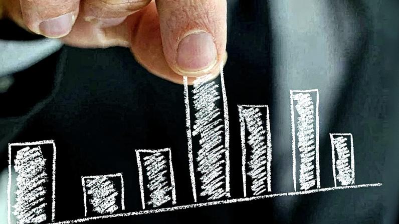 Em tempos de Selic alta, o ideal pode ser aumentar a proporção de renda fixa, mas sem abandonar completamente as oportunidades que surgem no mercado de ações. (Foto: Gajus/Thinkstock)