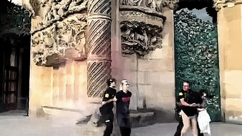 Ativistas são detidos após jogar tinta na Sagrada Família, em Barcelona (Foto: Reprodução)