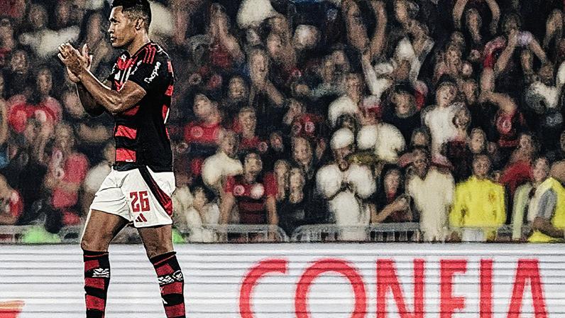 Alex Sandro antes de ser substituído em Flamengo x Vitória (Foto: Reprodução)