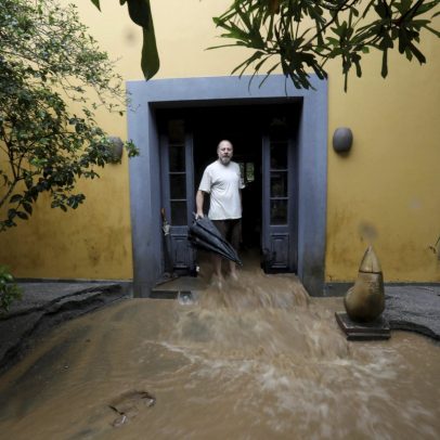 Baixista do Paralamas do Sucesso é indenizado por danos causados por enchente no Rio
