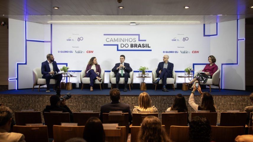 Da esquerda para a direita: o mediador Rafael Galdo, do GLOBO; Clarisse Linke, diretora-executiva do ITDP; o ministro das Cidades, Jader Barbalho Filho; Felipe Borim, do BNDES; e a também mediadora Marli Olmos, do Valor (Foto: Ana Branco / Agencia O Globo)