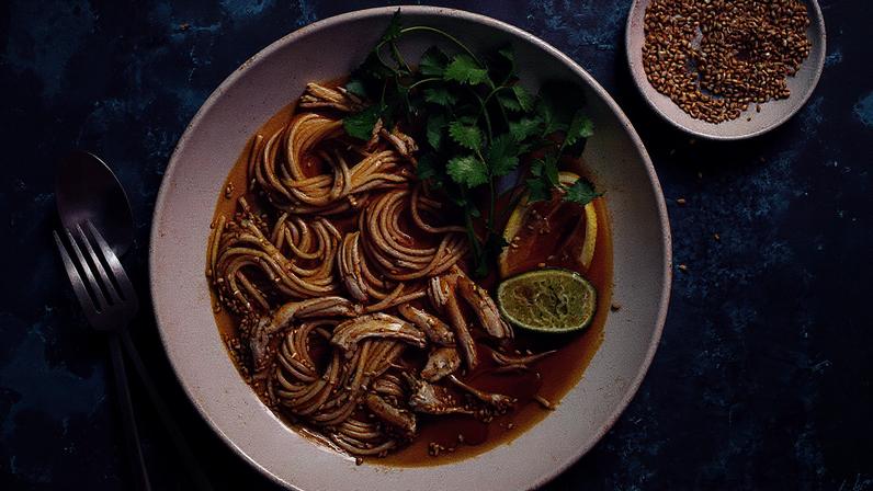 Sopa com profundidade e aparência de um balcão de ramen, resultado de horas de cozimento (Foto: Reprodução)