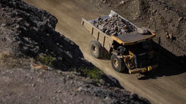Um caminhão basculante transporta minério bruto dentro da mina Mountain Pass, operada pela MP Materials, em Mountain Pass, Califórnia, EUA, na sexta-feira, 7 de junho de 2019. (Foto: Joe Buglewicz | Bloomberg | Getty Images)