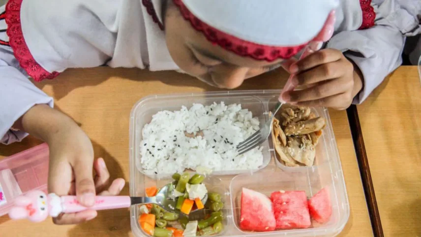 O programa de refeições gratuitas de Prabowo se tornou alvo de preocupações com a segurança alimentar e intensos protestos anti-governamentais. (Foto: Getty Images)