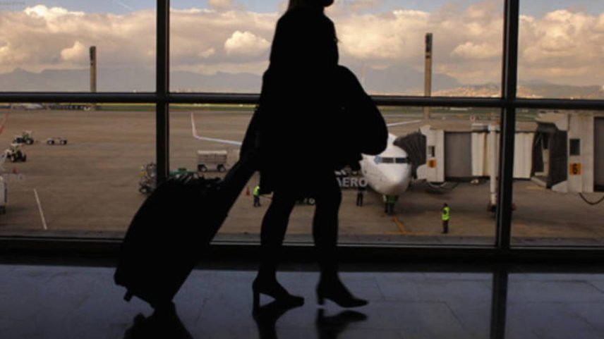 Passageira caminha com mala no aeroporto do Galeão, no Rio de Janeiro (Foto: David Silverman/Getty Images)