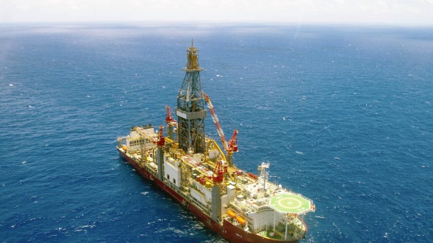 Navio-sonda a serviço da Petrobras (Foto: Cezar Fernandes)