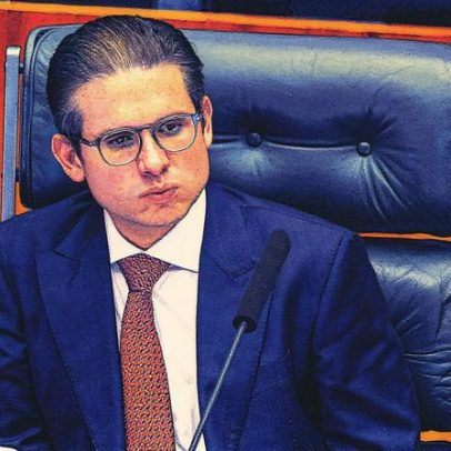 Chefe de gabinete de Hugo Motta gerencia salários com procurações recebidas