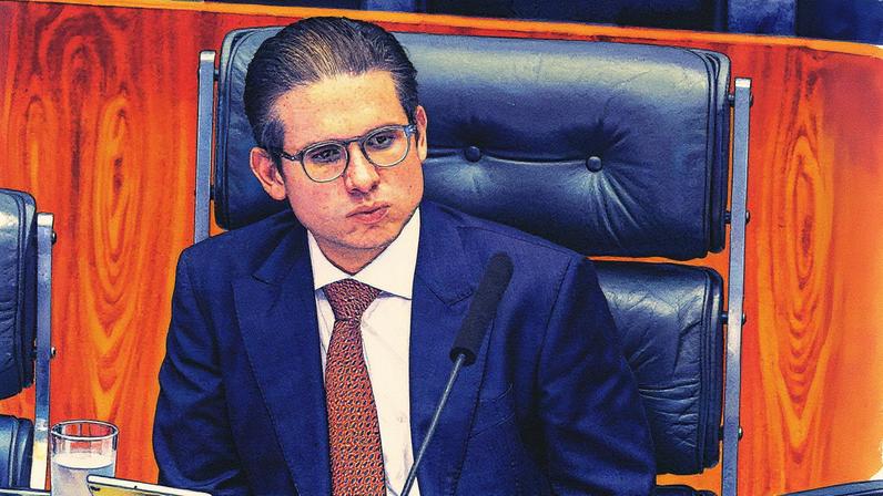 Hugo Motta em sessão na Câmara para votar projeto que cancela decreto do governo que elevou o IOF (Foto: Brenno Carvalho / Agência O Globo)