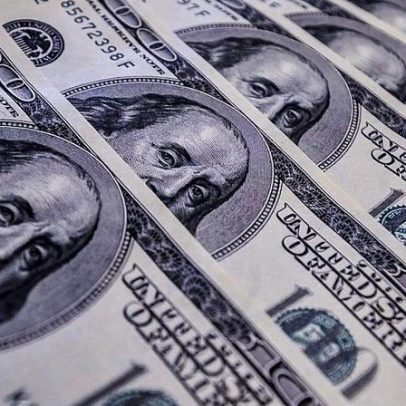 Dólar e Ibovespa flutuam em dia marcado por baixa liquidez e incertezas econômicas