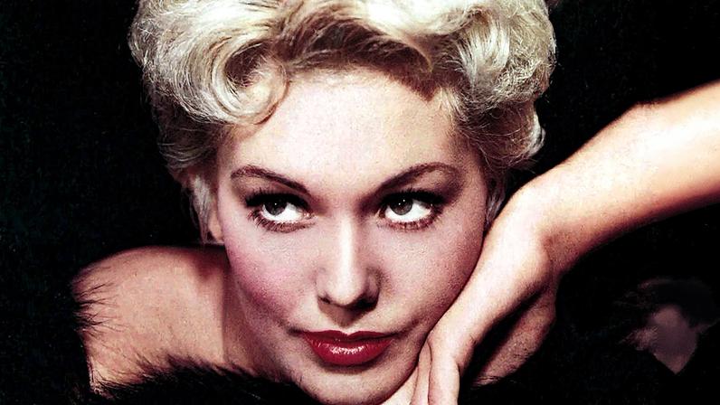 Kim Novak posando para uma foto na década de 1950 (Foto: Reprodução)